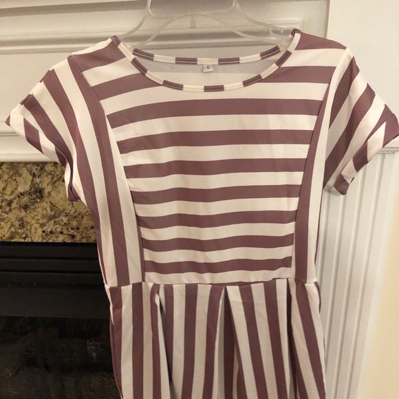 Short white and purple purple striped dress. - Picture 1 of 3